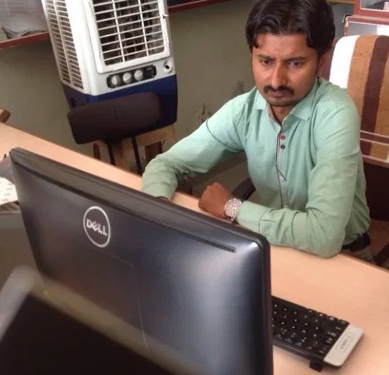 Rakeshbhai, Micro Cyber Zone par kaam karta